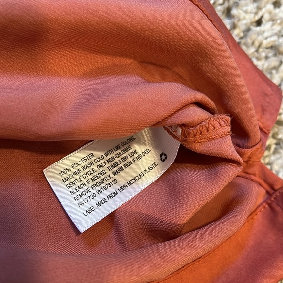 5/$20 ❤️𝙑𝙙𝙖𝙮 𝙘𝙡𝙤𝙨𝙚𝙩 𝙨𝙖𝙡𝙚 Target top - Picture 4 of 5